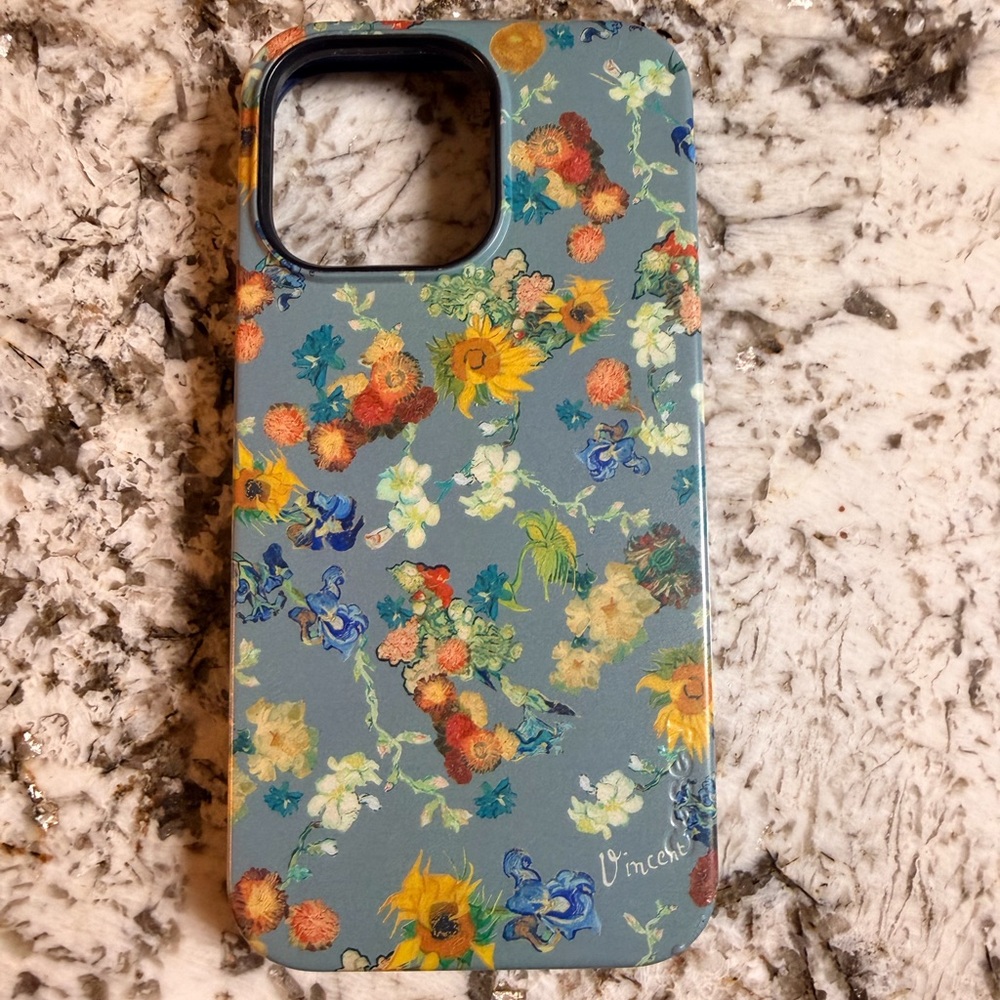 Casely bold mag safe iPhone 15 pro max case.  Has one scuff shown